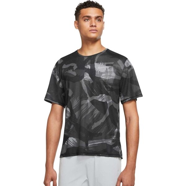 Nike NK DF MILER TOP SS CAMO Pánské běžecké tričko